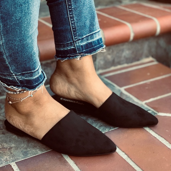 NEW---LADIES BLACK POINTED TOE SLIP ON FLAT MULES - Picture 3 of 5